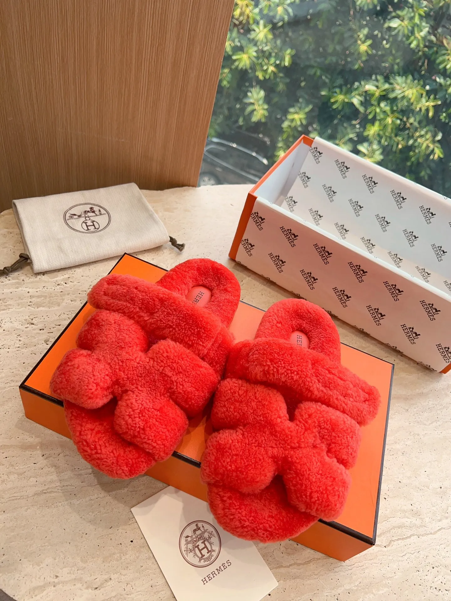 👟👟Ex-factory price 500👟👟 (Top version) Hermes Hermès Second Uncle Fur Slippers Can be made without standard: [Note: No standard needs to be customized] In 2024, the official website and Xiaohongshu will synchronize the latest color matching Hermès hot models, upgraded workmanship, high quality! Fashionable small wool H-slip autumn and winter style flat-soled wool mop. Fabric: Imported lamb's roll real wool. Lining: Imported lamb's roll real wool. Outsole: Genuine leather outsole. Size: 35-43, [Note: 41, 42, 43 customized]